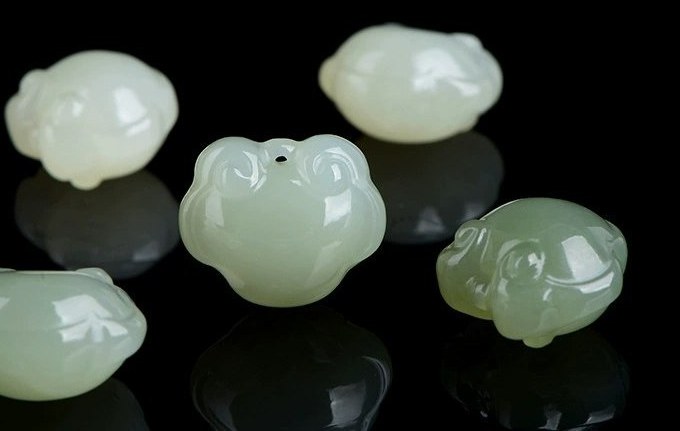 Natural Hetian Jade Ruyi Lock Pendant