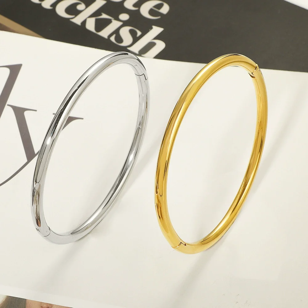 Round Clasp Bangle